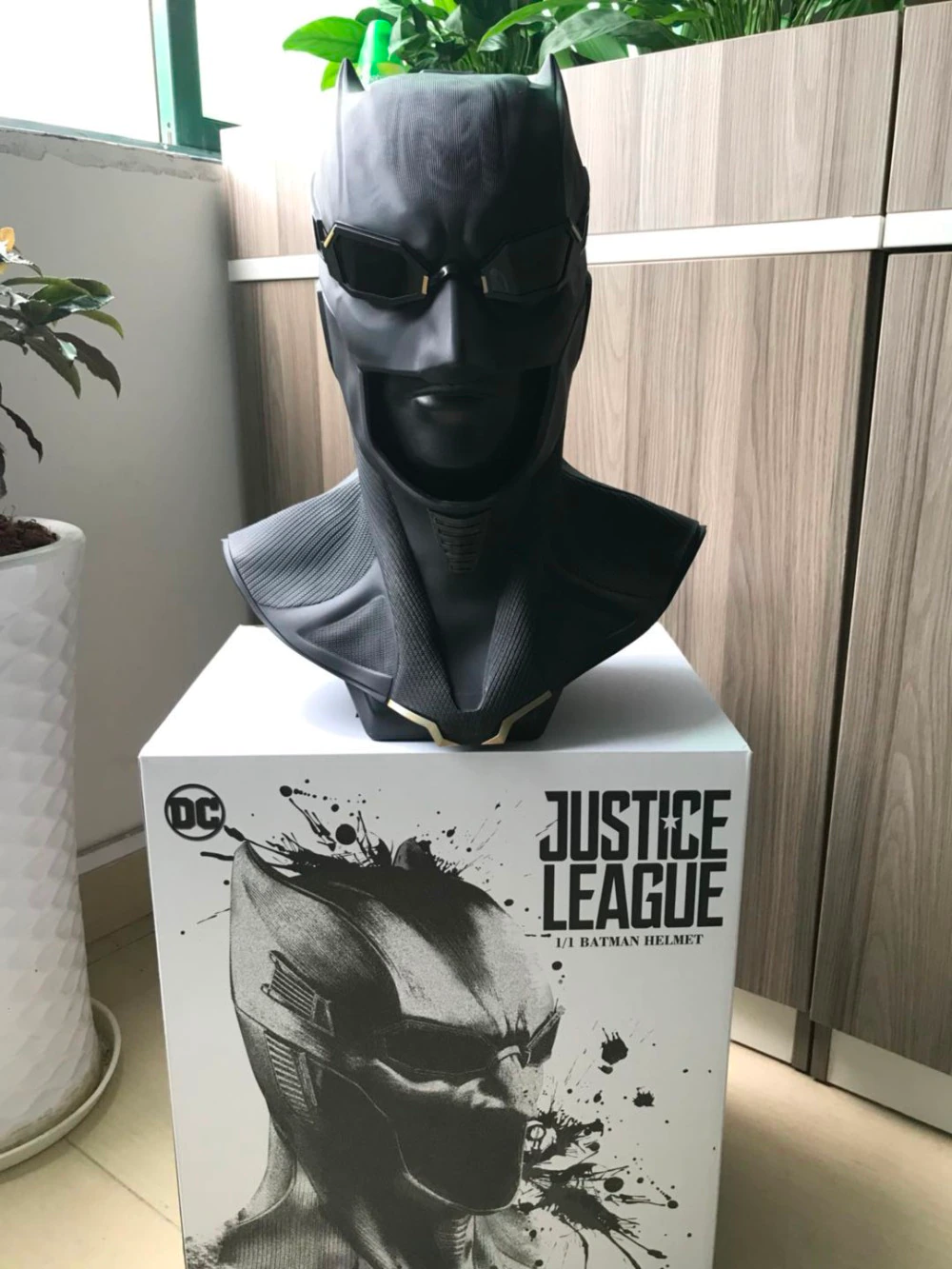 Купить атрибутику Шлем Бэтмена Броня Лига Справедливости Косплей мерч